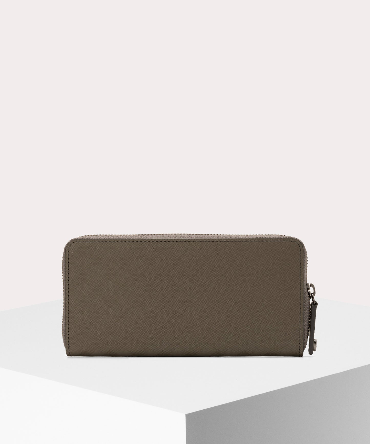 EMBOSSED ラウンドファスナー長財布