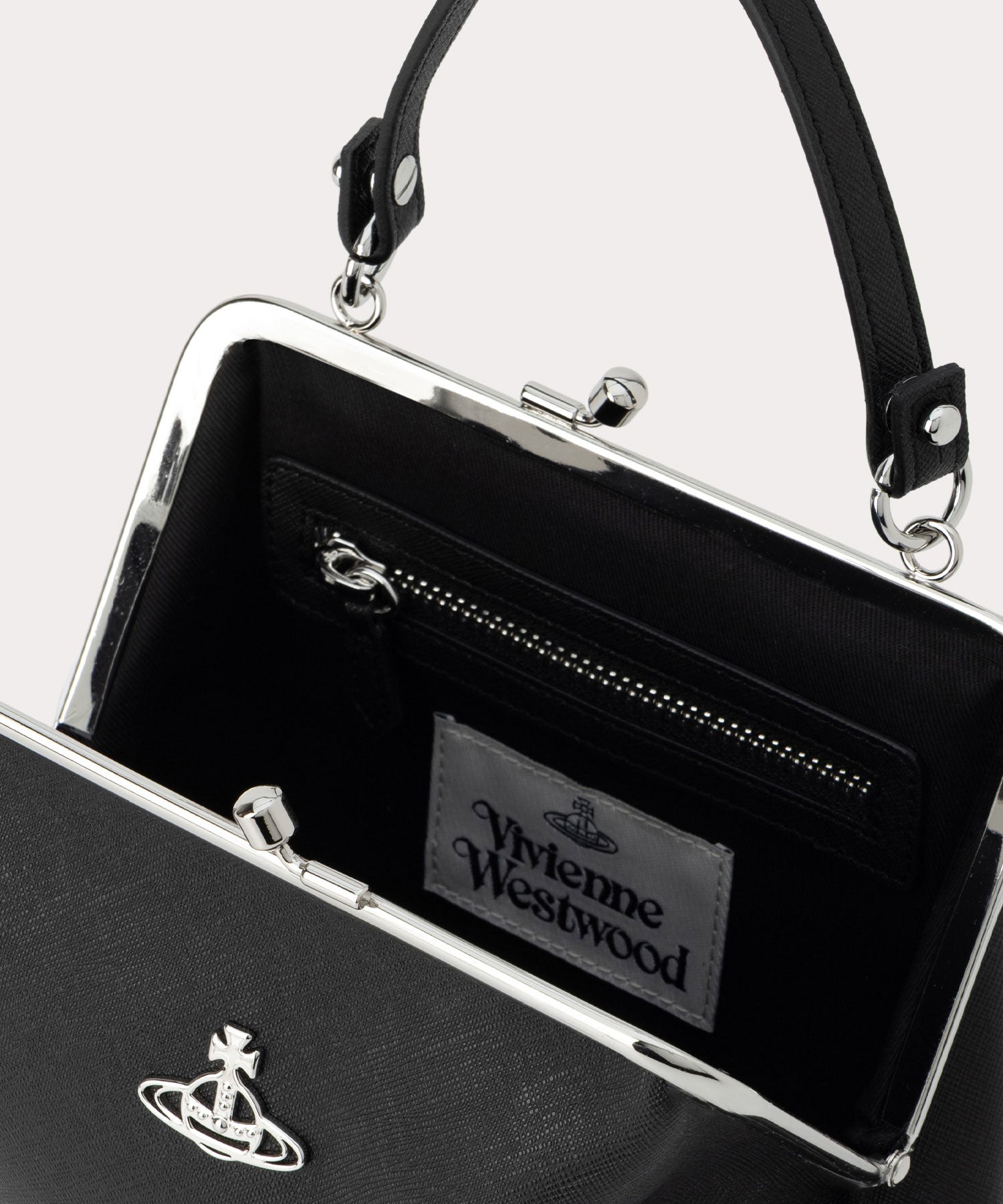 Vivienne Westwood ブラックショルダーバッグgg009 Vivienne Westwood Charm Frame ショルダーバッグ | ブラック