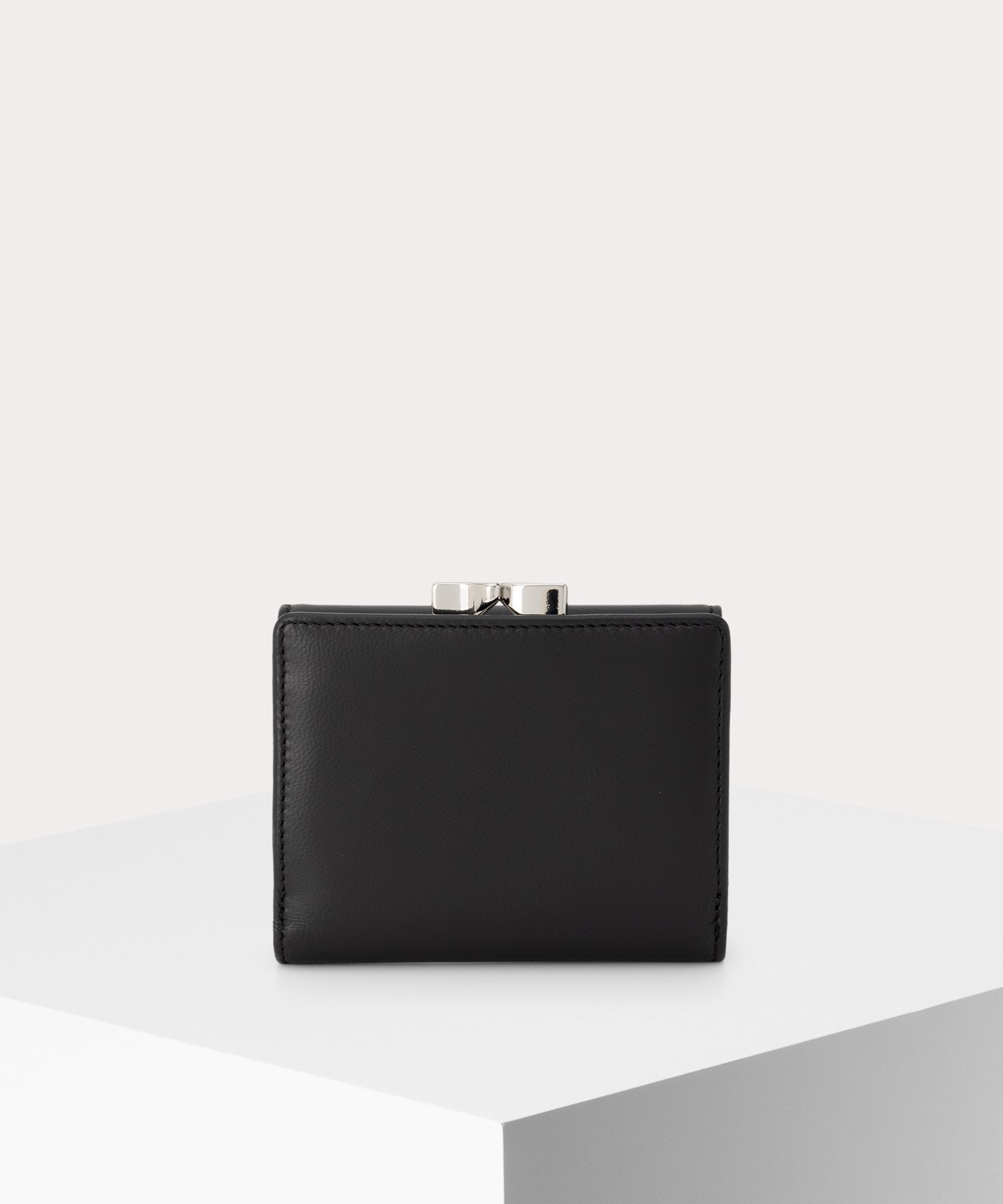 ✨美品✨ VivienneWestwood 牛革 ブラック レザー 財布 定期 日本限定】EXECUTIVE 口金三つ折り財布(ブラック)（レディース