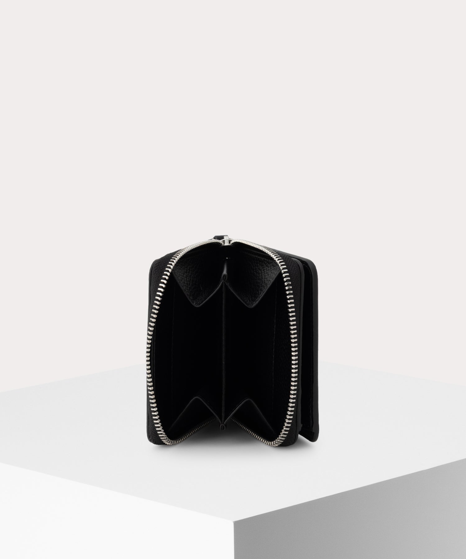 Vivienne Westwood  二つ折り財布 ブラック 美品 Vivienne Westwood ブラック 二つ折り財布 - メルカリ