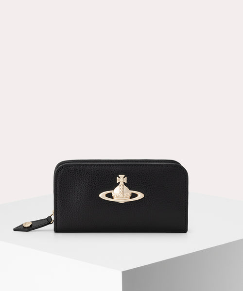 1320951126_013_1_e13cde16-b4ee