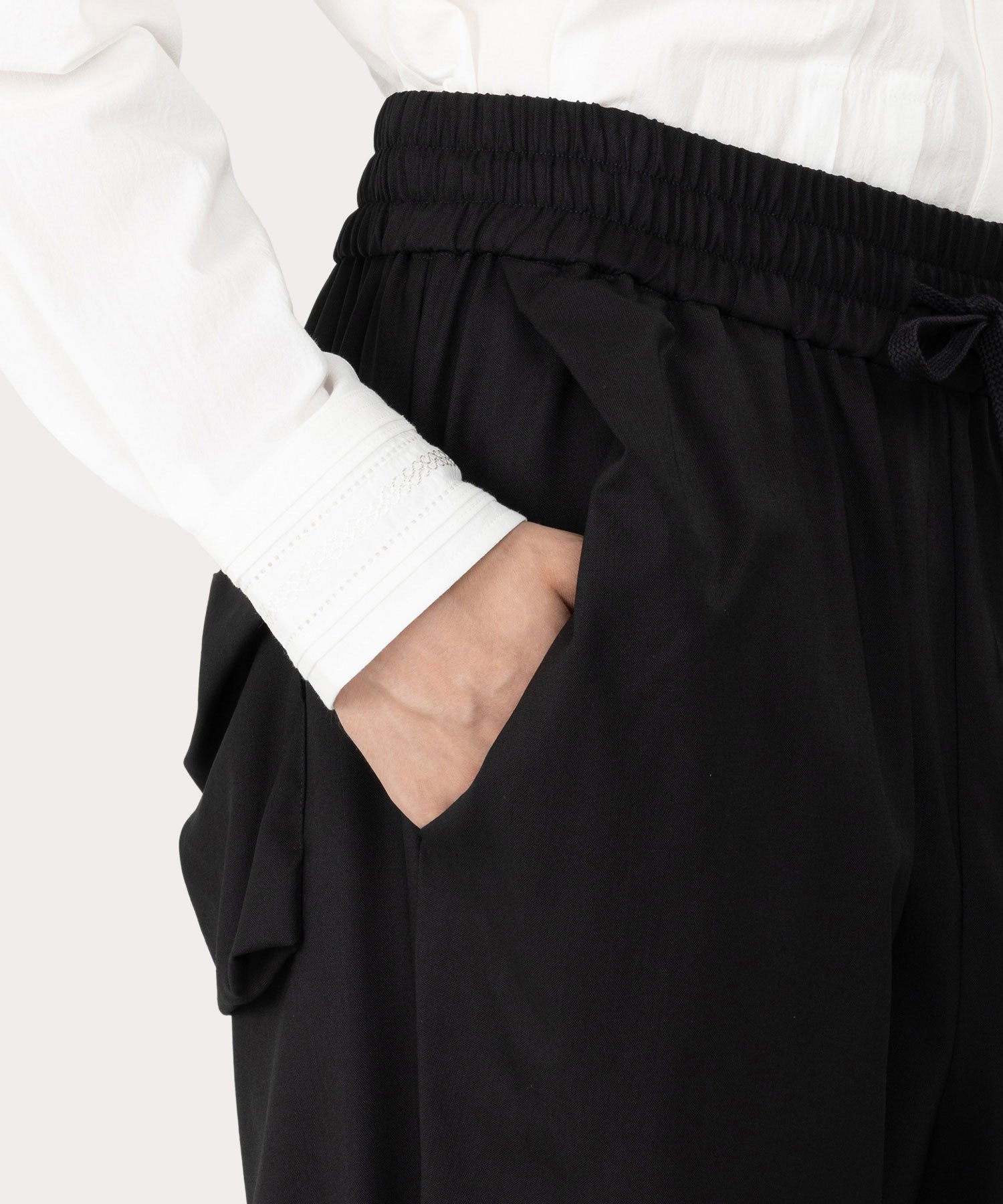 【関税込み】Vivienne Westwood ブラック Ray トラウザーズ タックワイド デニムトラウザーズ(ブラック)（レディース